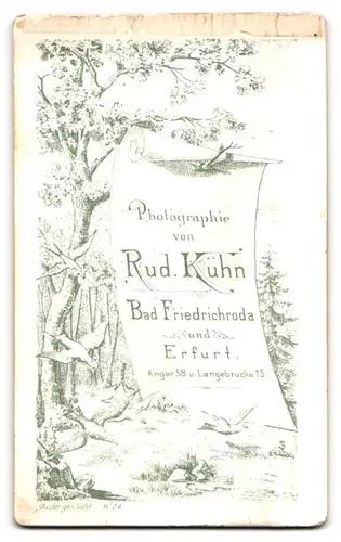 Fotografie Rudolf Kühn, Erfurt, jugne Frau im schwarzen Kleid mit Töchterchen im karierten Kleid, Mutterglück