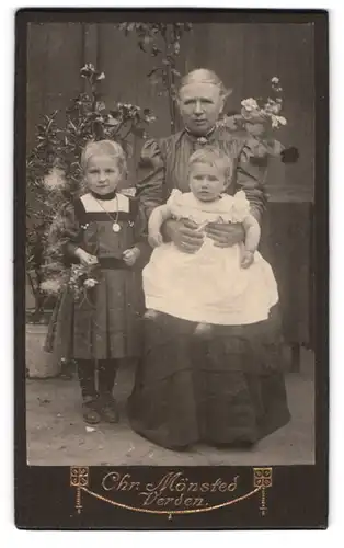 Fotografie Chr. Mönsted, Verden, Grossmutter mit ihren beiden Enkeltöchtern im Atelier, Mutterglück