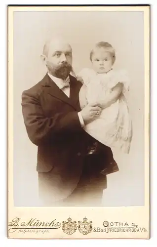 Fotografie B. Münchs, Gotha, Vater im Anzug mit seiner Tochter auf dem Arm, Mutterglück
