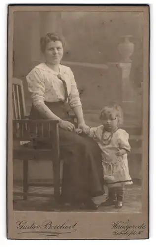 Fotografie Gustav Borchert, Wernigerode, Mutter in heller Bluse mit Tochter im Blümchenkleid, Mutterglück