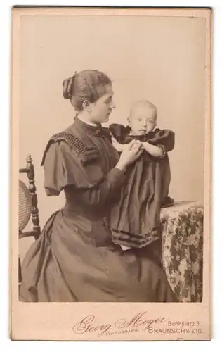 Fotografie Georg Meyer, Braunschweig, Bankplatz 3, junge Mutter mit ihrem Kind im Atelier, Mutterglück