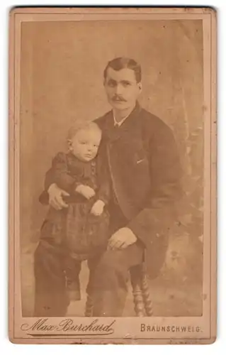 Fotografie Max Burchard, Braunschweig, junger Vater im Anzug mit seiner Tochter auf dem Schoss, Mutterglück