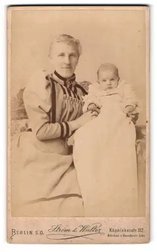 Fotografie Strim & Walter, Berlin, Köpenickerstr. 102, Mutter im Biedermeierkleid mit ihrem Töchterchen, Mutterglück