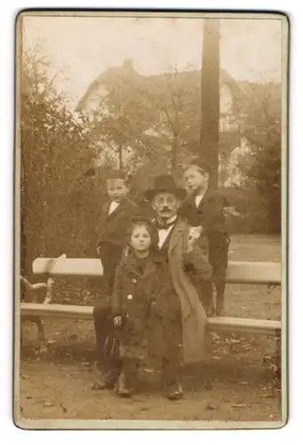 Fotografie unbekannter Fotograf und Ort, stolzer Vater mit seinen drei Kindern im Park
