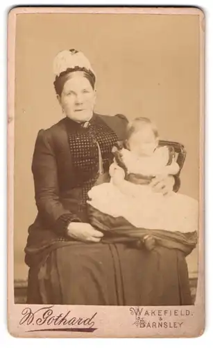 Fotografie W. Gothard, Wakefield, Wood St., Portrait englische Mutter mit ihrer Tochter auf dem Schoss, Mutterglück