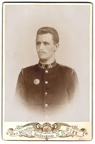 Fotografie Karl Schneider, Wien, Neubaugasse 29, Portrait M. Herold in Uniform mit Orden, Hofbeamter, 1896