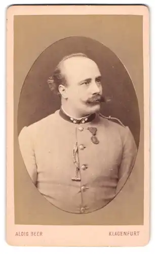 Fotografie Alois Beer, Klagenfurt, Portrait österreichischer K. K. Soldat in Uniform mit zwei Sternen und Orden