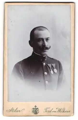 Fotografie Ferd. v. Wichera, Mährisch Weisskirchen, K. K. Soldat in Uniform mit Orden an der Brust