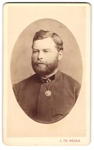 Fotografie J. Th. Meier, Eger, K. K. Soldat in Uniform mit drei Sternen und Orden, Vollbart