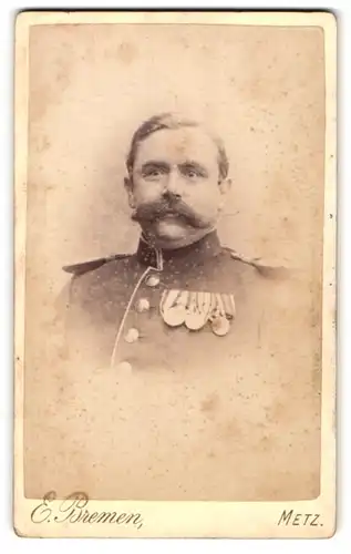 Fotografie E. Bremen, Metz, K. K. Offizier in Uniform mit Ordenspange und Epauletten, Moustache