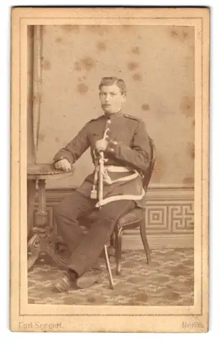 Fotografie Carl Seegert, Berlin, junger Soldat in Gardeuniform mit seinem Säbel