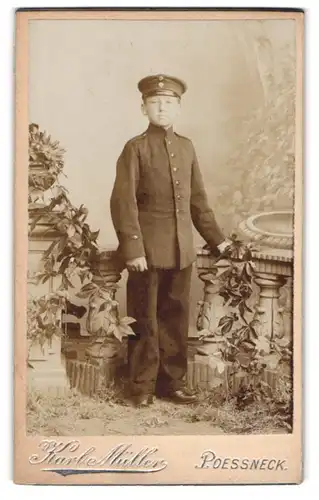 Fotografie Karl Müller, Peossneck, junger Knabe als Kadett in Uniform posiert in einer Studiokulisse