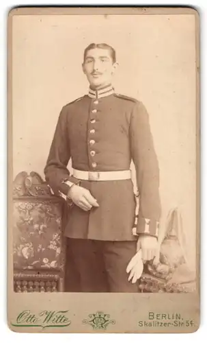 Fotografie Otto Witte, Berlin, Skalitzer Str. 54, junger Soldat in Gardeuniform mit Pickelhaube