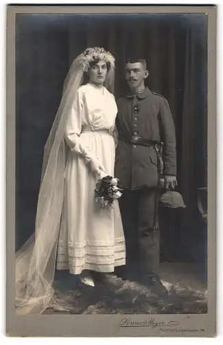 Fotografie Lorenz Meyer, München, Soldat in feldgrau Uniform mit Pickehaube Tarnbezug, Kriegshochzeit