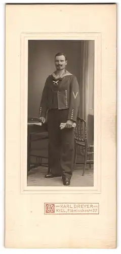 Fotografie Karl Dreyer, Kiel, Flämischestr. 22, Matrose in Uniform mit Mützenband SMS Von der Tann