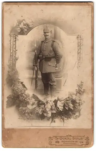 Fotografie Th. Wenzel, Berlin, Soldat in Feldgrau Uniform mit Ausmarschgepäck und Pickelhaube Tarnbezug