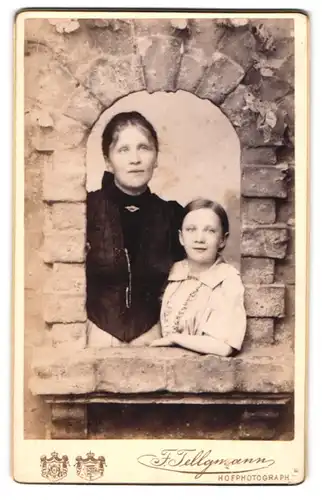 Fotografie F. Tellgmann, Eschwege, Mutter mit ihrer Tochter schauen aus dem Fenster, Studiokulisse