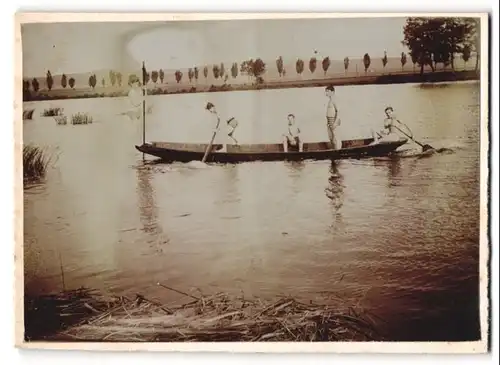 Fotografie unbekannter Fotograf und Ort, fünf junge Knaben in Badehosen in ihrem Kanu