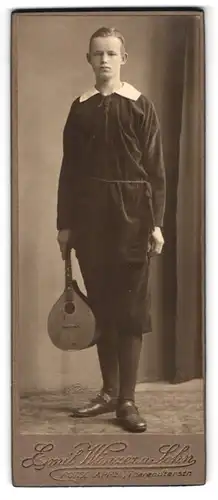 Fotografie Emil Winzen u. Sohn, Potschappel, junger hochgewachsener Mann mit seiner Mandoline im Atelier