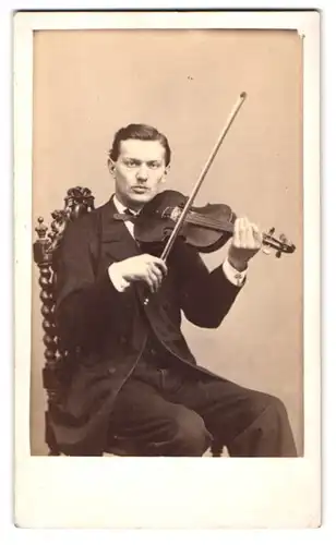 Fotografie O. L. Sommer, Neuchatel, Portrait junger Mann im Anzug spielt auf seiner Geige / Violine