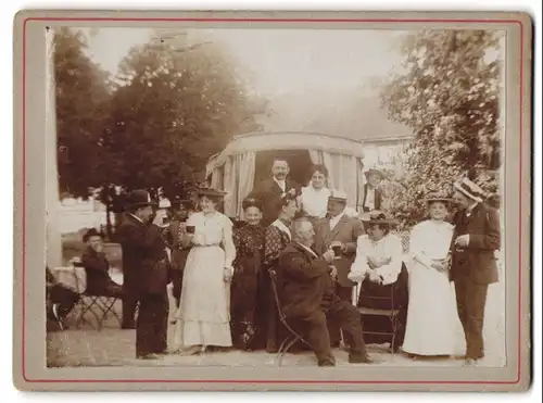 Fotografie unbekannter Fotograf und Ort, gesellige Runde beim Schwarzbier trinken am Getränke Wagen