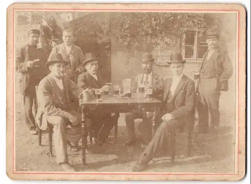 Fotografie unbekannter Fotograf und Ort, Herrenrunde beim Schwarzbier im Gartenlokal mit Bierstifel