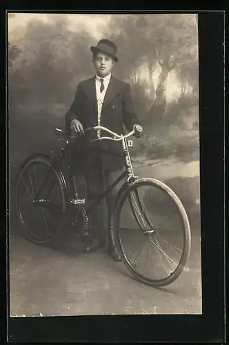 Foto-AK Junger Bursche aus gutem Hause mit seinem Fahrrad