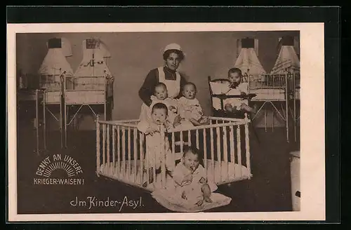 AK Im Kinder-Asyl, Schwester mit Kleinkindern am Gitterbett, Kinderfürsorge