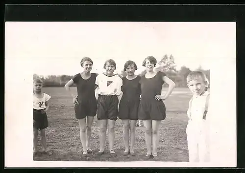 Foto-AK Junge Turnerinnen auf Feld