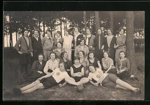 Foto-AK Turnerinnen posieren am Waldrand