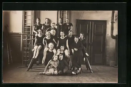 Foto-AK Turnerinnen in Turnhalle, 1929