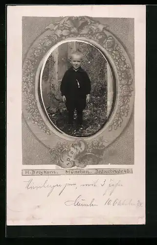 Foto-AK Kleinkind in einer Gasse, Passepartout mit floralem Dekor