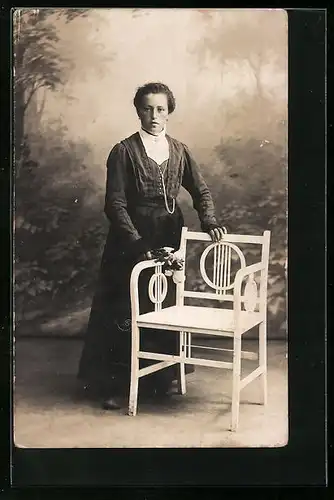 Foto-AK Dame nebst Stuhl vor Studiokulisse