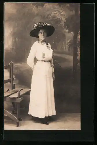 Foto-AK Junge Frau mit Hut vor Studiokulisse, 1915