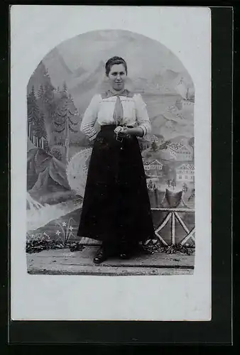 Foto-AK Frau mit Blumen vor Stadt, Studiokulisse