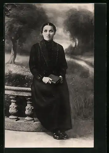 Foto-AK Dame mit Gesangbuch im Grünen, Studiokulisse