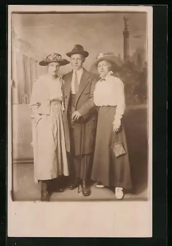 Foto-AK Jüngling mit zwei Fräulein, Studiokulisse von Berlin, 1917