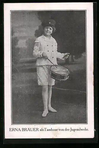 AK Varietekünstlerin Erna Bräuer als Tambour von der Jugendwehr