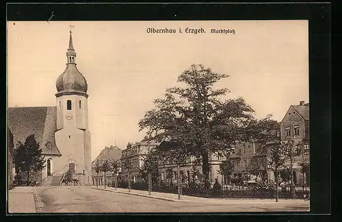 AK Olbernhau i. Erzgeb., Marktplatz mit Geschäften und Kirche