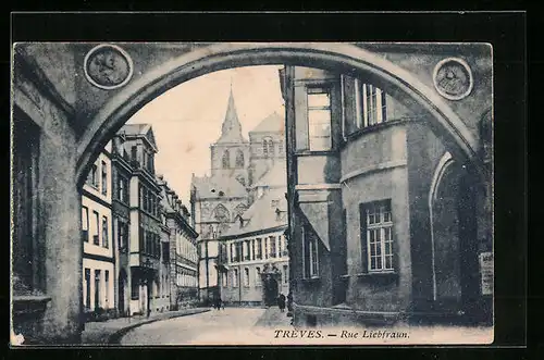 AK Trier, Liebfrauenstrasse mit Kirche durch Tor