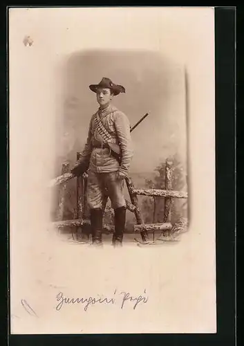 Foto-AK Burenkrieger in Uniform mit Gewehr und Patronengurt