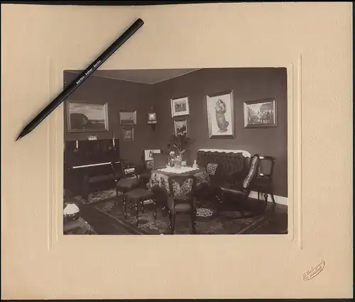 Fotografie D. Vestergaard, Tollose, Inneneinrichtung, Wohnzimmer - Gute Stube mit Klavier - Piano, Sofa & Tisch