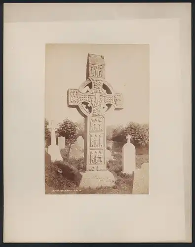 Fotografie W. L., Ansicht Mainistir Bhuite / Irland, Hochkreuz mit Relief auf einem Friedhof