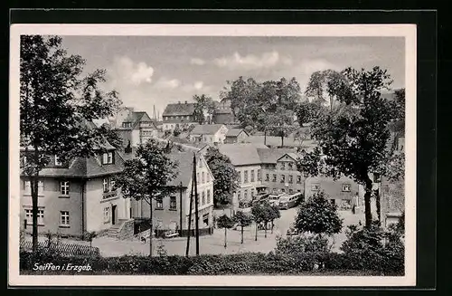 AK Seiffen i. Erzgeb., Häuser, Autos, Strasse