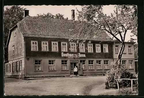 AK Schnepfenthal /Thür., Gasthaus zur Tanne mit Strassenpartie
