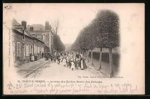 AK Crécy-sur-Serre, Avenue des Ecoles, Sortie des Enfants