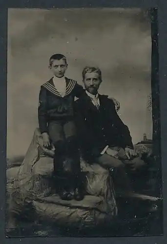 Fotografie Ferrotypie Vater im Anzug mit seinem Sohn im Matrosenanzug posieren in einer Studiokulisse