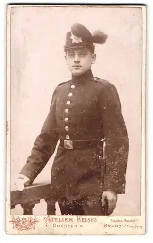 Fotografie A. Robert Heisig, Dresden, Portrait sächsischer Jäger in Uniform Rgt. 13 mit Bajonett