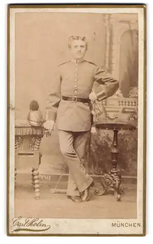 Fotografie Carl Holzer, München, Soldat in Gardeuniform mit Raupenhelm und Bajonett