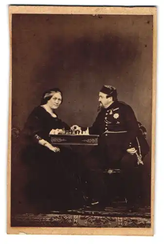 Fotografie Rudolph Striegler, Kopenhagen, Portrait König Friedrich VII von Dänemark mit Gräfin Danner bei Schach Partie